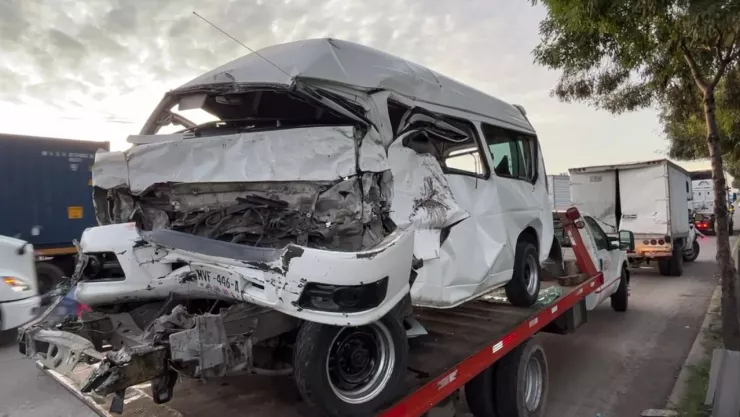 Carambola en Tlalnepantla deja tres autos destrozados y al menos tres personas heridas