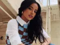 Becky G con chaleco a cuadros. .jpg
