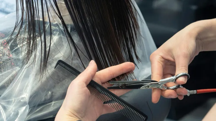 ¿Cuál es la fase lunar en la que se debe cortar el cabello para que crezca rápido