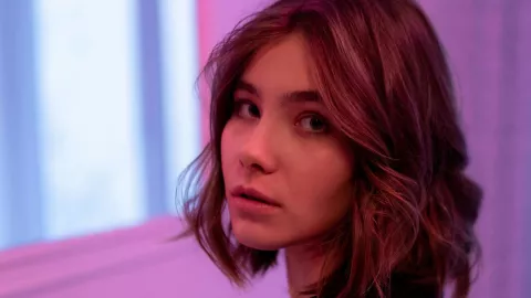 Los 3 tintes de pelo para mujeres de 50 a 60 años con piel morena que las hará ver hermosas Violeta Discreto