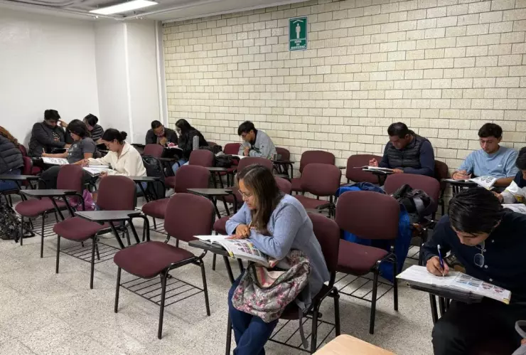 Aspirantes del IPN resolviendo su examen de admisión dentro del salón de clases.