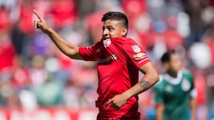 Alexis Vega con la camiseta del Toluca
