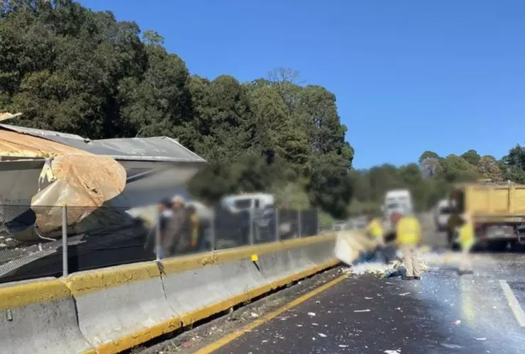 autopista-mexico-puebla-cierre-hoy-7-diciembre-accidente-carretera-autos-muros