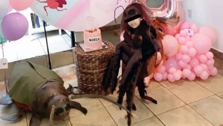 Fiesta niña de cucaracha