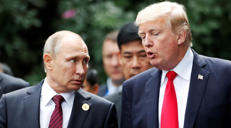 Foto de Vladimir Putin y Donald Trump en la cumbre de la APEC en Danang, Vietnam, el 11 de noviembre de 2017.