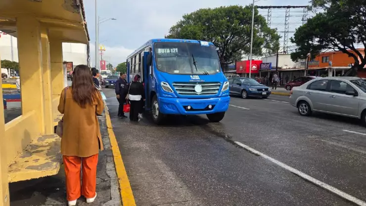 Captan riña entre chofer y pasajero por aumento al pasaje en camiones de Veracruz