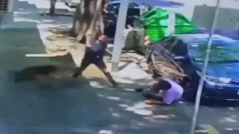 VIDEO_ Mujer golpea con un palo a un adulto mayor por esta estúpida razón