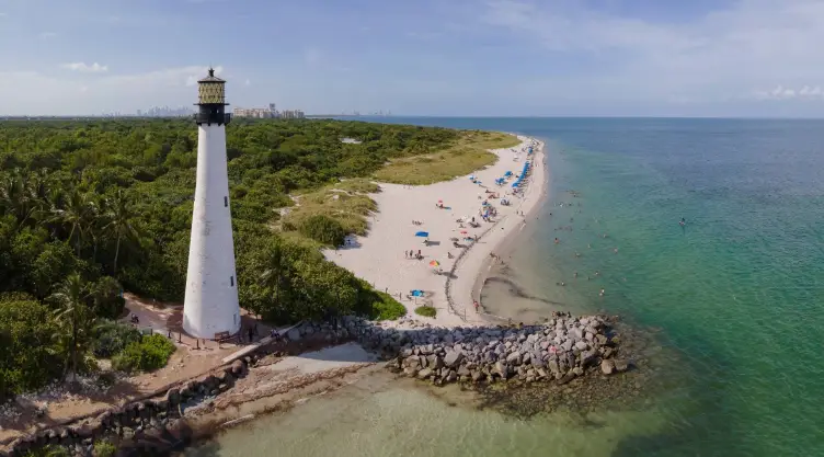Bill Baggs Cape Florida State Park te ofrece una escapada costera que combina belleza natural y ofertas irresistibles para los turistas