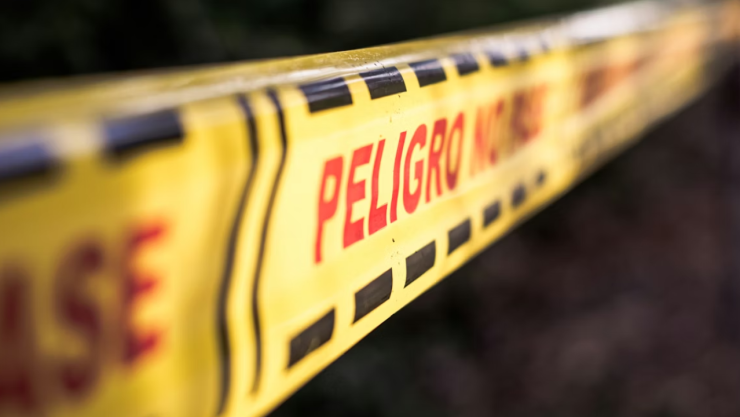 Muere niña de 3 años en volcadura; conductor huye tras caer a barranco