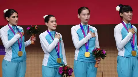 Paola Pliego (izquierda), entonando el himno de Uzbekistán en 2023