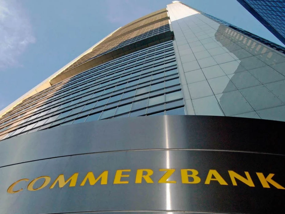 Esta nueva locura comienza a poblarse de nombres. Commerzbank, el segundo banco de Alemania, ha anunciado que empezará a cobrar comisiones a sus clientes que tengan depósitos.
