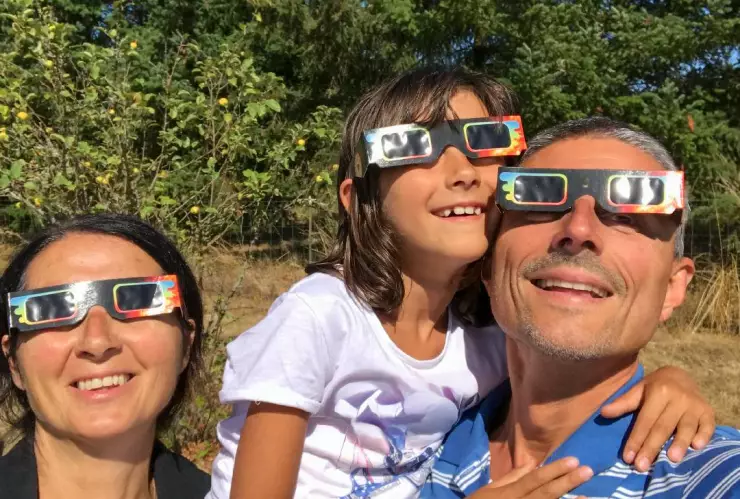 Este es el momento exacto para quitarse los lentes durante el eclipse solar 2024