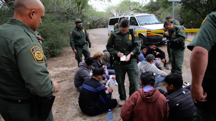 La Patrulla Fronteriza de Estados Unidos interrogando personas