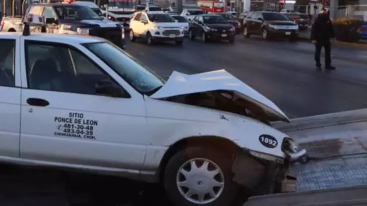 Taxista se duerme al volante