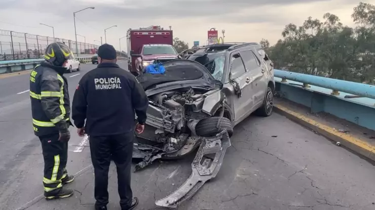 Fuerte accidente en Bosques de Aragón: Camioneta y camión de carga quedan destruidos