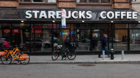 Cómo comprar un latte y sándwich en Starbucks por 89 pesos