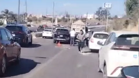 VIDEO: Captan autos destruidos tras fuerte carambola en el Periférico Ecológico de Puebla hoy; reportan caos vial