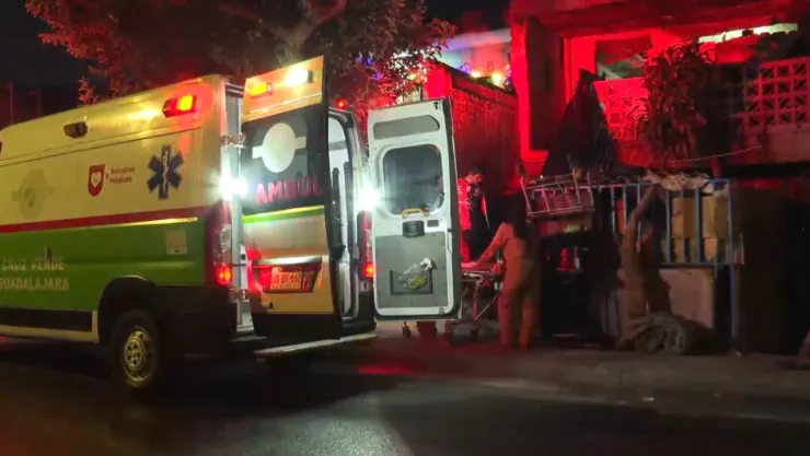 Bebé muere tras labor de parto en calles de Guadalajara; la mujer está en el hospital