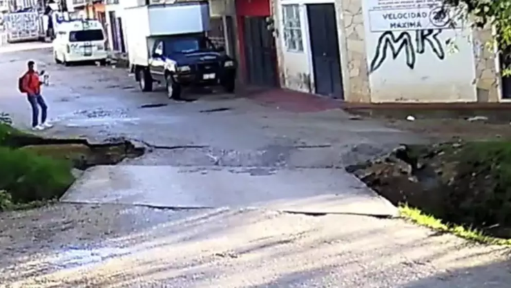 Peatón se salva de milagro tras desplome de puente VIDEO.png
