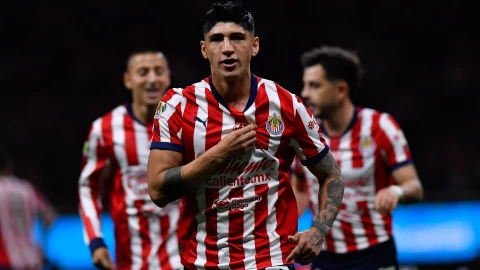 Alan Pulido festeja gol con Chivas