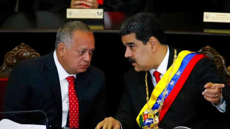 Nicolás Maduro, derecha, habla con Diosdado Cabello, presidente de la Asamblea Constitucional, en la Corte Suprema el 24 de enero de 2019. Imagen: AP
