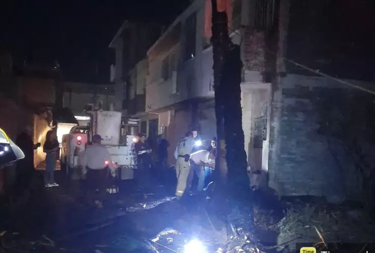 Rayo derriba palma en Uriangato y provoca incendio, 8 de mayo de 2025.png