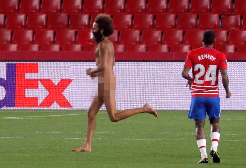 Aficionado desnudo en estadio del Granada