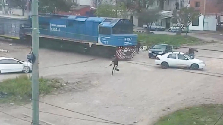 Tren impacta un auto con una mujer atrapada en Córdoba