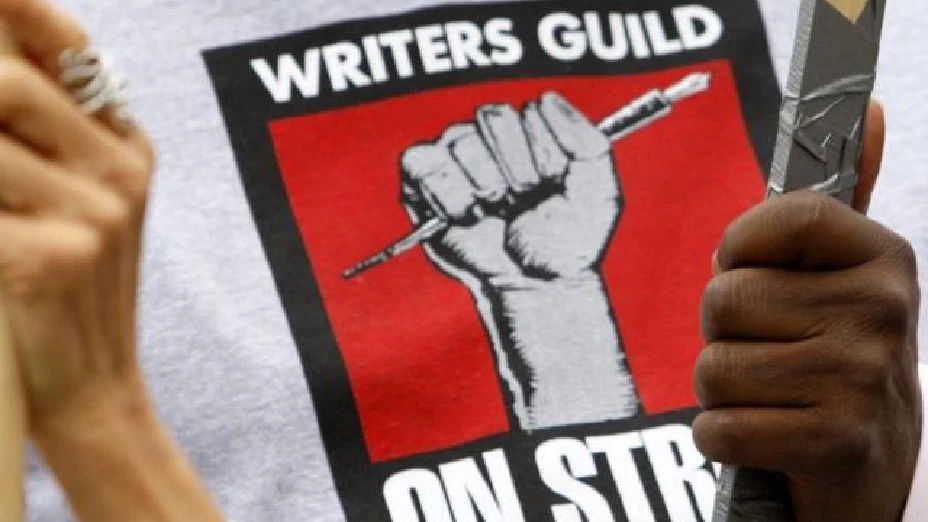 En huelga escritores de Hollywood ante piden mejores salarios