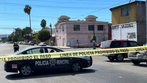 Hombre en tambo en la zona norte de Tijuana