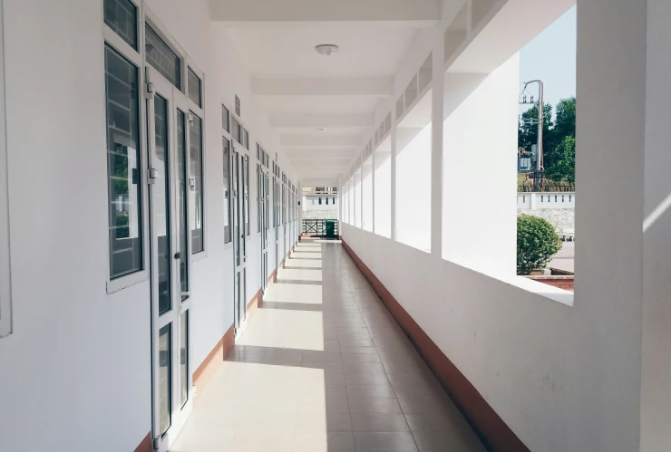 Niña se aventó por la ventana de su salón de clases y sufrió graves lesiones