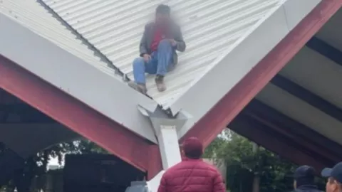 Hombre intenta arrojarse en el Parque Benito Juárez