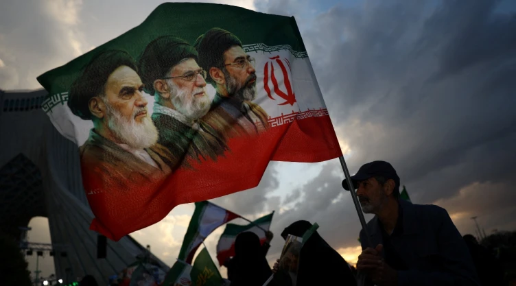 Bandera con el rostro de los tres Líderes Supremos que ha tenido la República Islámica de Irán