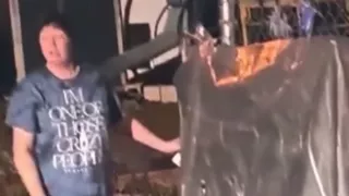 VIDEO | ¡CONTENIDO SENSIBLE! Captan a una madre encerrando dentro de una jaula a su hija con discapacidad