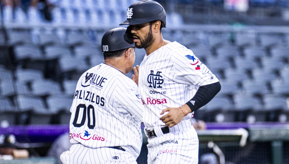 Mariachis apalean a Rieleros en LMB.jpg