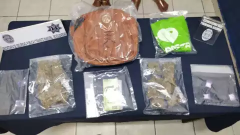 Aseguran a dos mujeres por delitos contra la salud