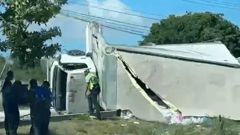 Camión de hielo se vuelca en carretera Puerto Morelos- Playa del Carmen hoy 15 de agosto de 2023.jpg
