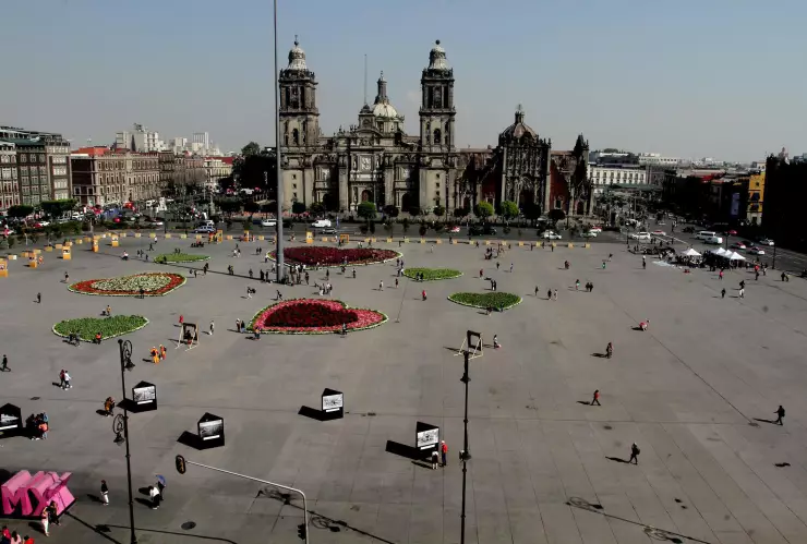 Zócalo de la Ciudad de México con flores