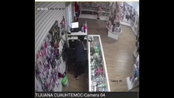 VIDEO: Hombre asalta sexshop para llevarse dinero y juguetes sexuales