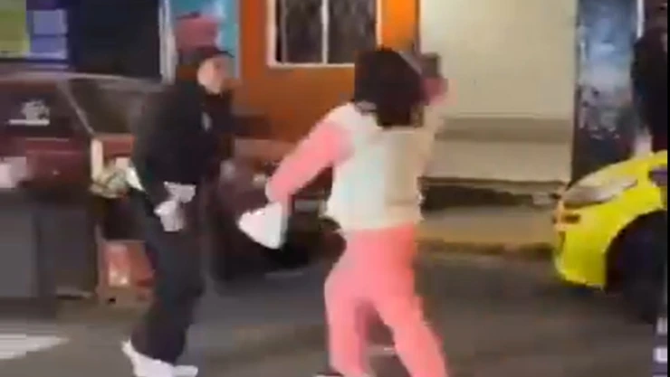 Madre regaña a su hija por escaparse a una fiesta en Ecuador