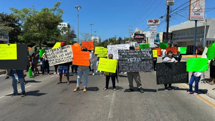 Vecinos de La Mora se manifiestan afuera de TV Azteca en Mazatlán. .jpg