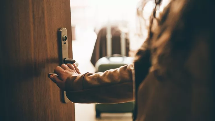 Mujer revela que encontró a su esposo siéndole infiel con su hermana