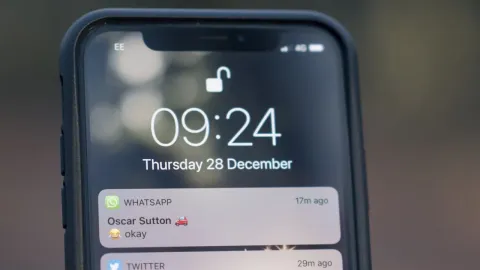 ¿Cuáles son los CELULARES que se quedarán SIN WHATSAPP en mayo 2024?
