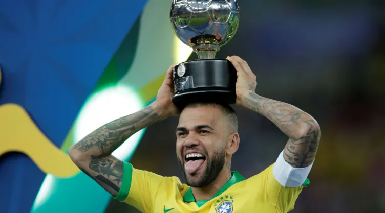 El jugador brasileño Dani Alves celebra con su trofeo del Jugador Más Valioso de la Copa América 2019. Imagen: Reuters