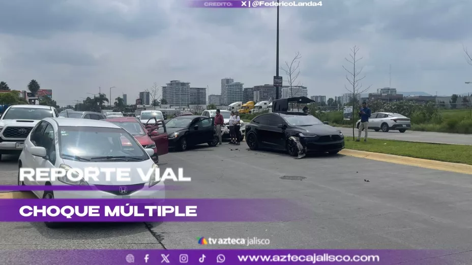 Choque múltiple frente a plaza comercial bloquea tres carriles sobre Av. Santa Margarita en Zapopan