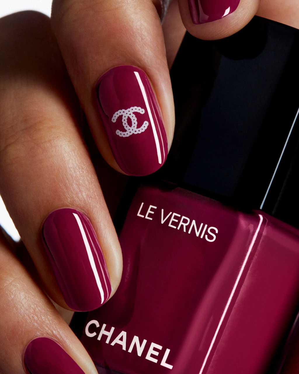 Esmalte Chanel ciruela intenso