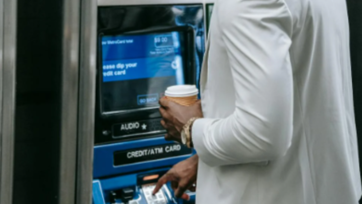 fraudes-mas-comunes-retirar-dinero-cajero-automatico.png