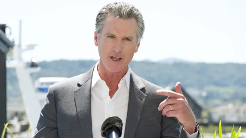 El gobernador de California, Gavin Newsom, durante una conferencia.