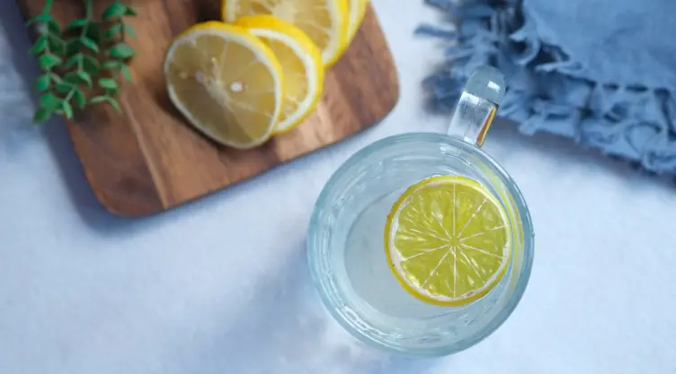 Checa cuáles son las consecuencias negativas de beber agua con limón en ayunas ante de emplear este remedio para bajar de peso
