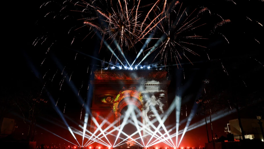 Los fuegos artificiales explotan en el Arco del Triunfo durante las celebraciones de Año Nuevo en la avenida de los Campos Elíseos en París, Francia,